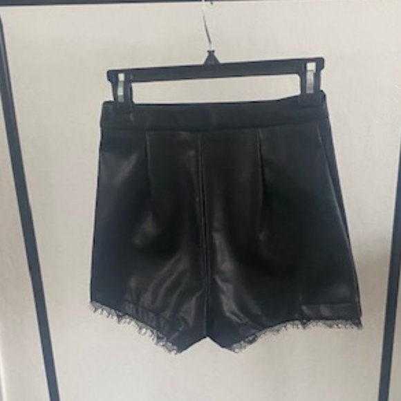 Faux leather lace shorts - Picture 3 of 4